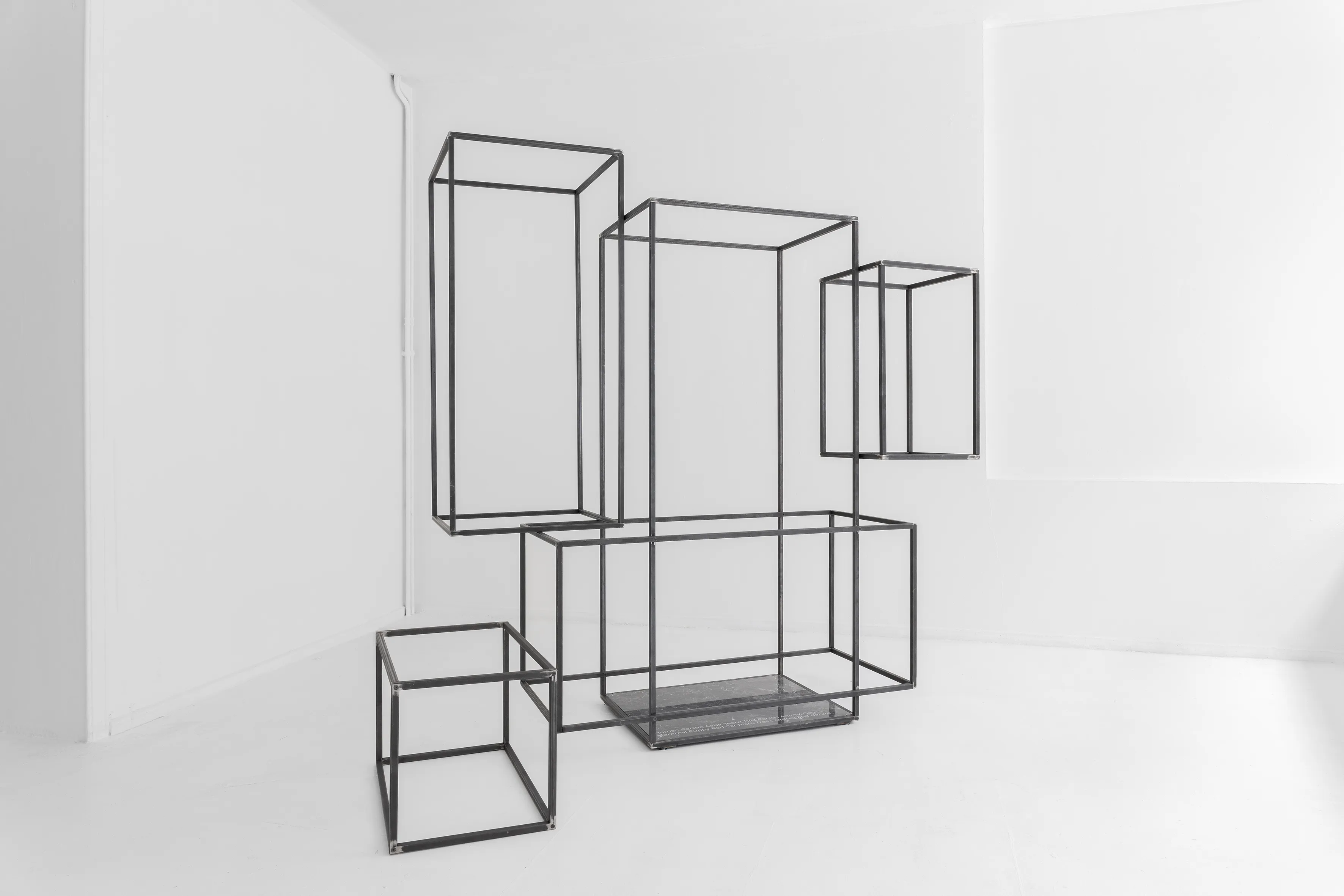 Le miroir de Claude, AI-generated faces engraved on marble, sculpture 2021